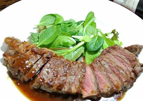 【裏ワザ】安い肉でも焼く前に◯◯するだけで柔らかくておいしくなる!