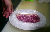 【裏ワザ】安い肉でも焼く前に◯◯するだけで柔らかくておいしくなる!