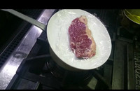 【裏ワザ】安い肉でも焼く前に◯◯するだけで柔らかくておいしくなる!