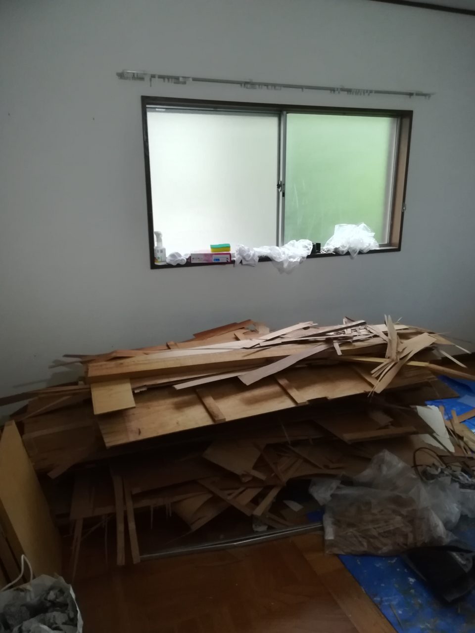 壁を壊し、間柱を大まかにとったが、この先どうするか考える。細かい作業の進め方整理して、結局マルチツールをオーダ。