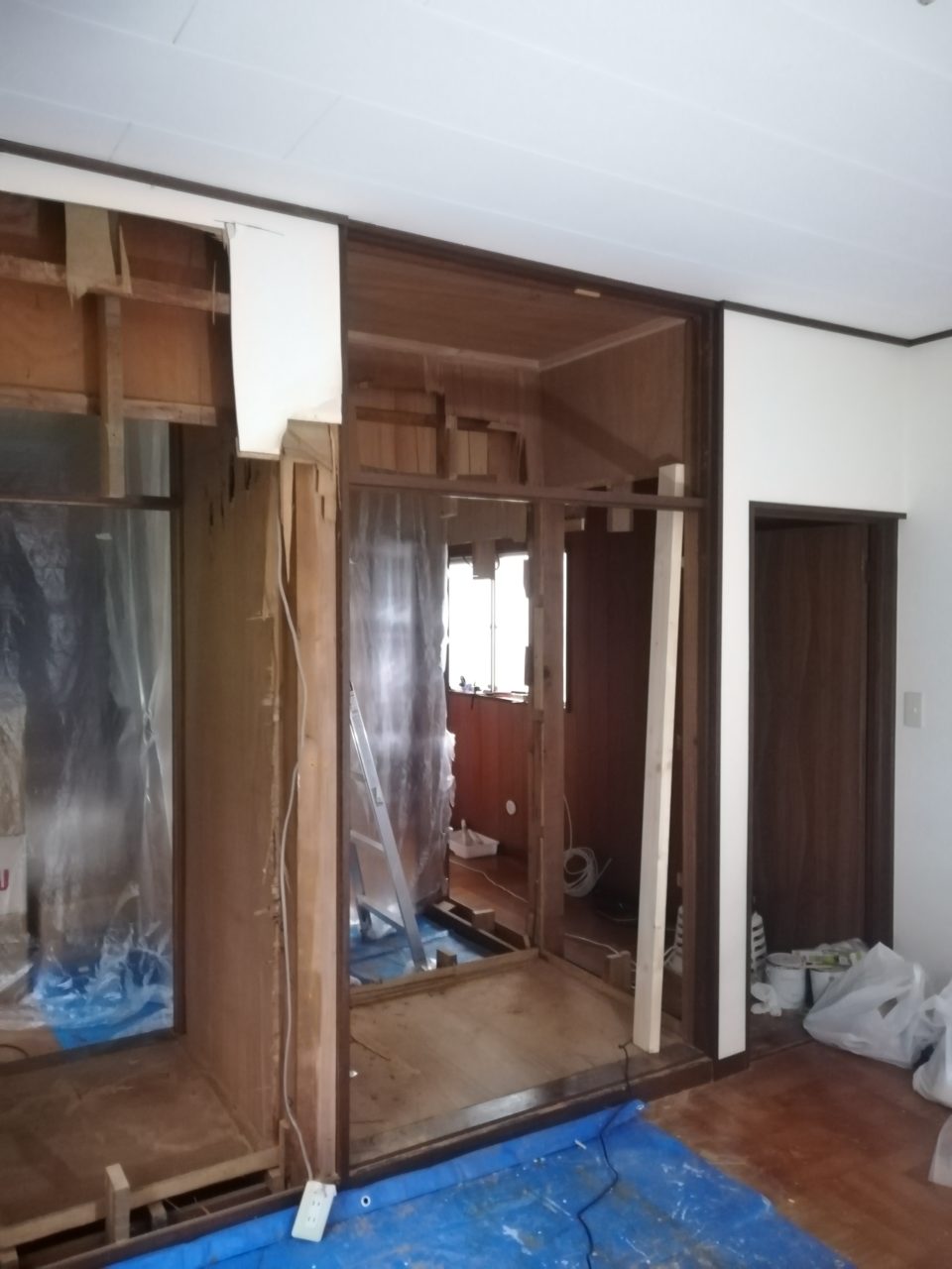 壁を壊し、間柱を大まかにとったが、この先どうするか考える。細かい作業の進め方整理して、結局マルチツールをオーダ。